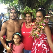 vybraná kandidátka Tapati 2014 -slečna Merahi s rodinou