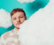 Thom Artway přichází s první česky zpívanou deskou Trhám mraky plnou osobní naděje a optimismu