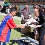 Předání diplomu vítězi dětského maratónu v Thimphu, hlavním městě Bhútánu. Foto: Petr Ulrych.